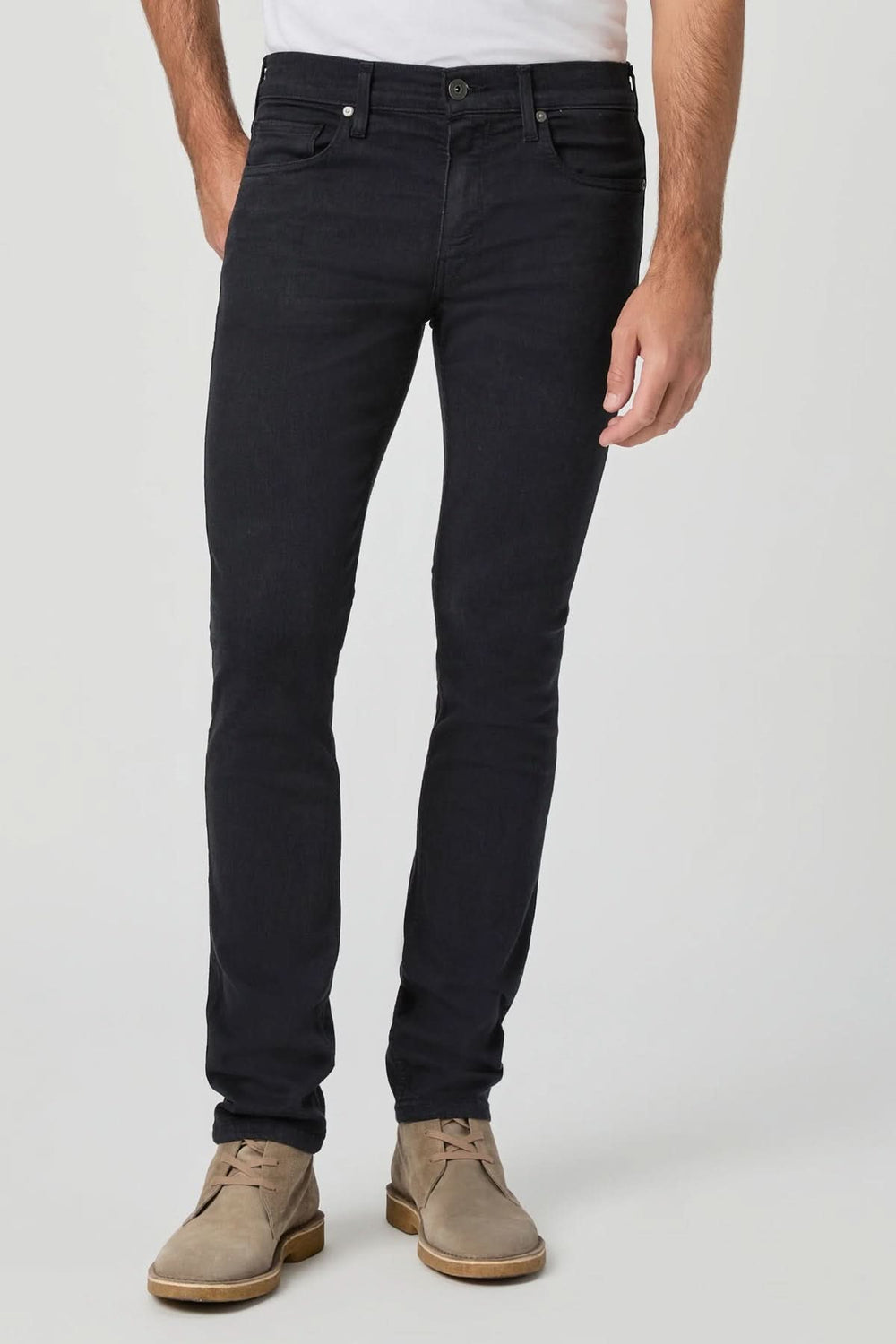 Jean de coton Coupe Lennox ajusté en denim Transcend brun pigmenté avec reflets rougeâtres, confort et sophistication assurés.