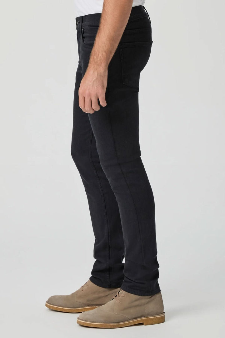 Jean de coton Coupe Lennox en denim Transcend, coupe slim fit, couleur brun pigmenté avec reflets rougeâtres, vue latérale.