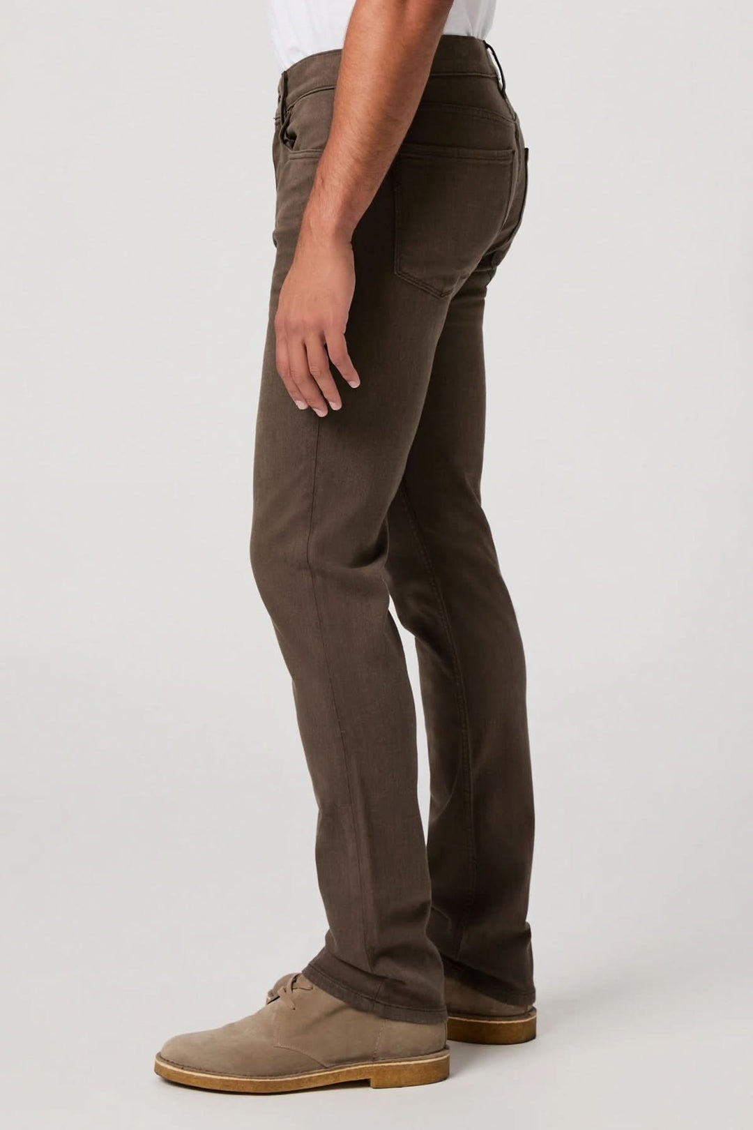 Jean de coton Coupe Lennox brun avec coupe ajustée pour un style contemporain et confortable.