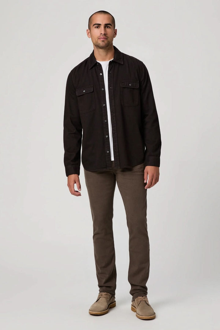 Homme portant le Jean de coton Coupe Lennox, coupe ajustée, denim Transcend, teinte brun avec reflets rougeâtres, style contemporain.