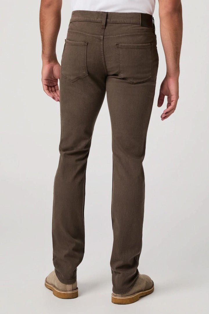 Arrière du Jean de coton Coupe Lennox, slim fit avec teinte brun pigmenté, démontrant confort et sophistication.