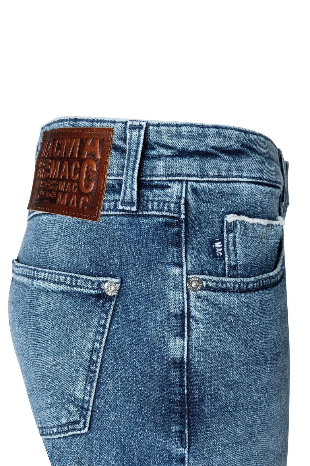 Jean droit bleu délavé avec détails de coutures et étiquette en cuir brun.