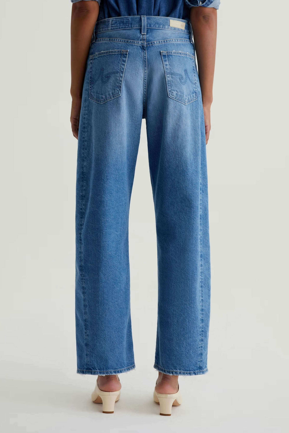 Vue arrière d'un jean droit à jambe large en coton pour un style moderne décontracté.