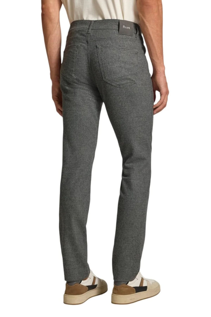 Homme portant un Jean en flanelle à coupe ajustée, vue arrière, montrant la texture douce et ajustement élégant.