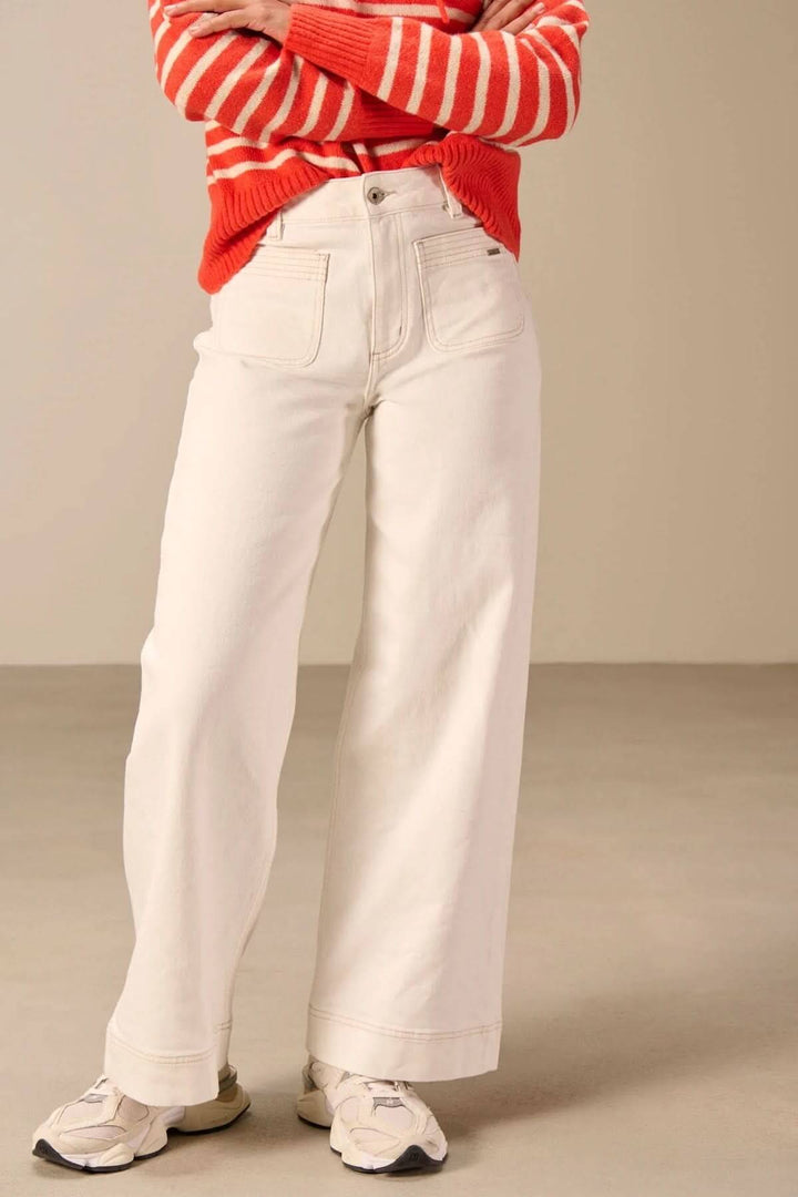 Jean jambe large avec taille haute et poches avant, offrant confort et style rétro moderne.