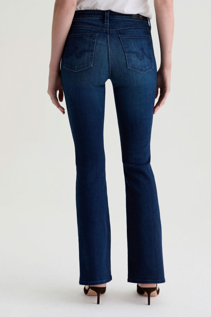 Jean à jambe évasée en denim bleu, coupe ajustée et taille haute, vue arrière, idéal pour allonger la jambe et affiner la silhouette.
