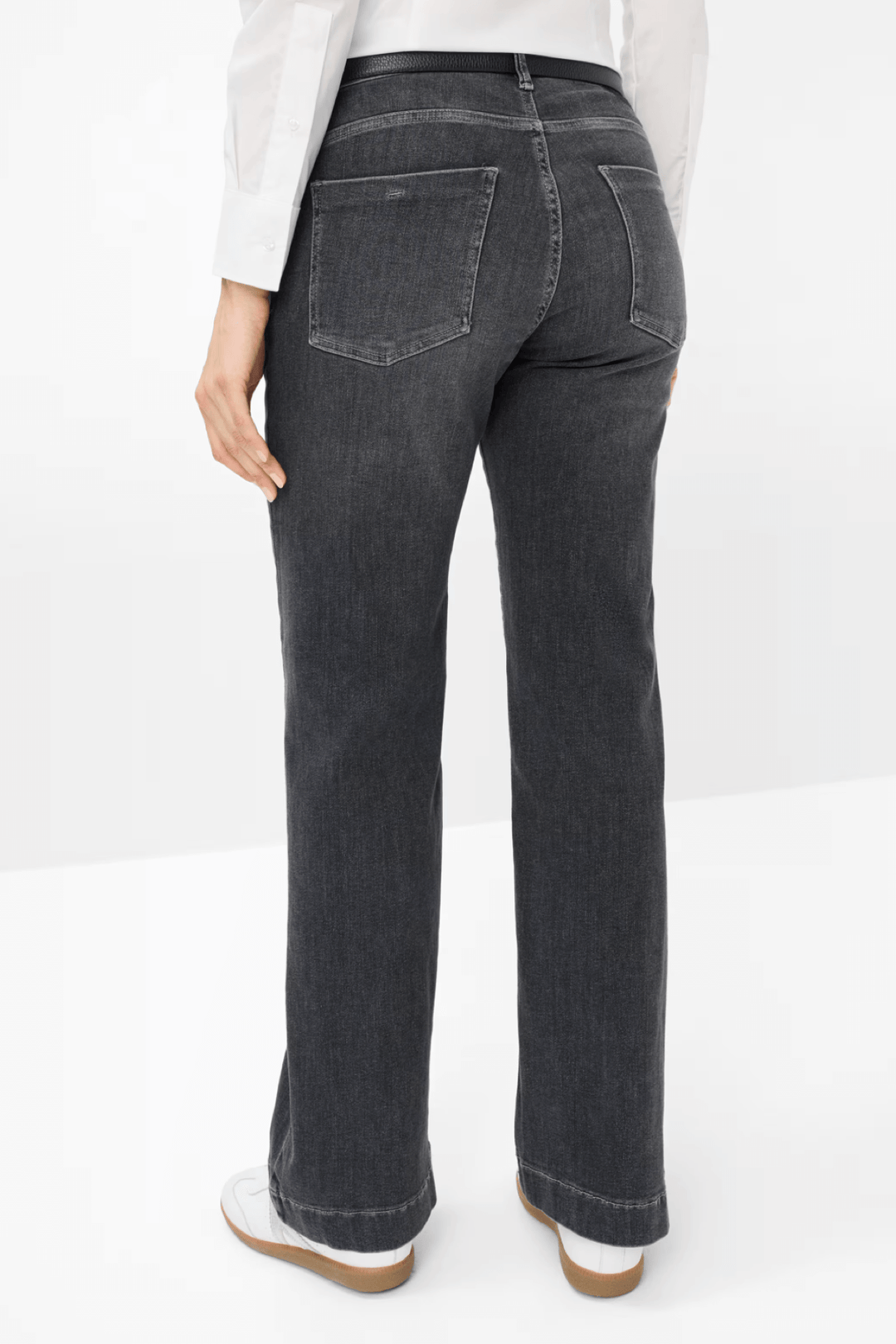 Jean délavé à la coupe évasée, vue arrière, taille mi-haute, idéal pour un look moderne et confortable.