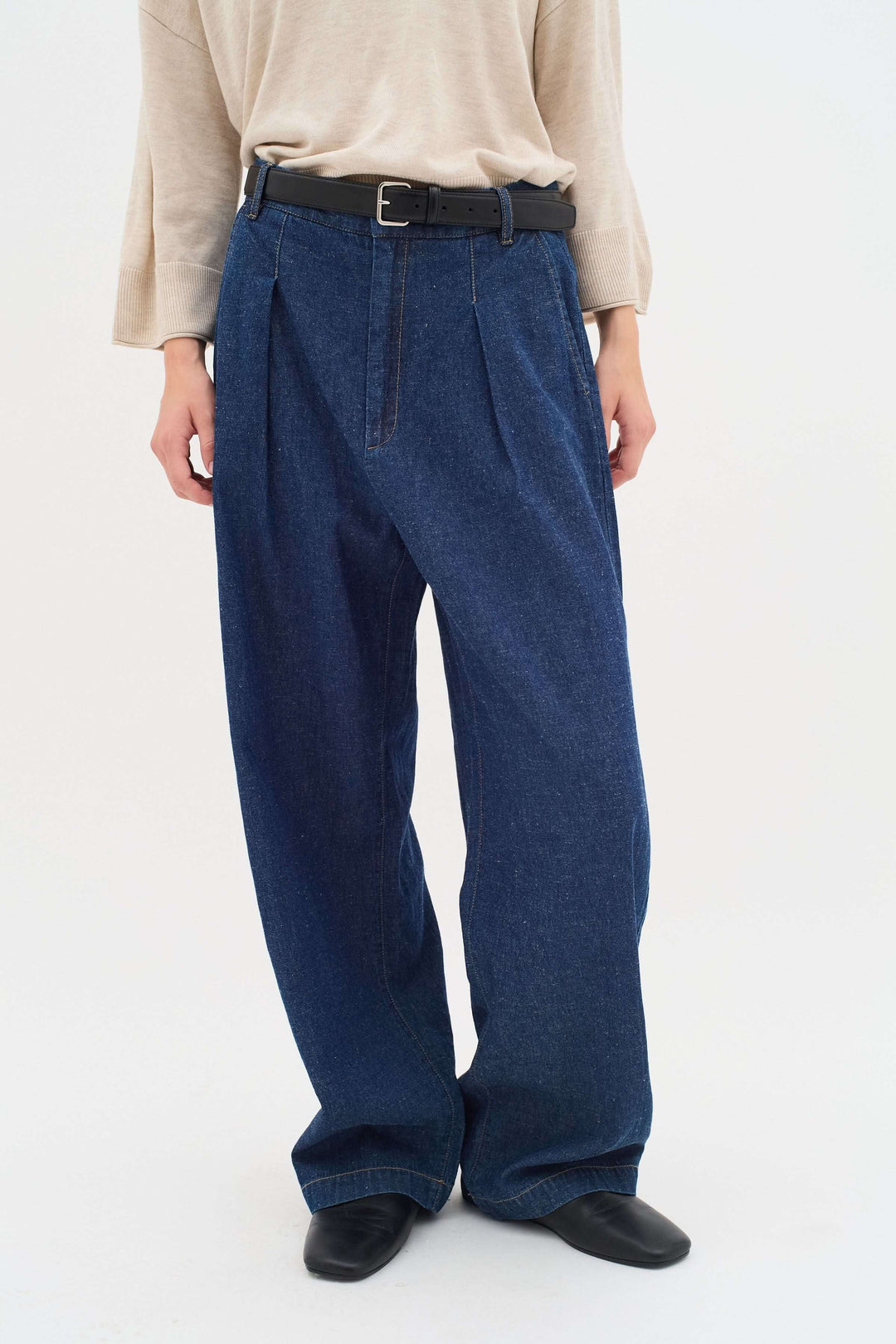 Jeans Jaya, jean ample et long avec deux poches, idéal pour un look décontracté et moderne.