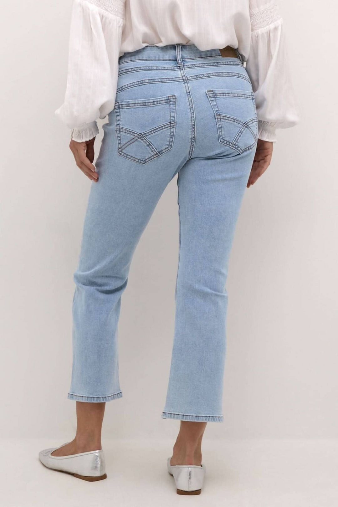 Jean bleu clair à coupe droite, longueur 7/8, parfait pour un look décontracté et élégant.