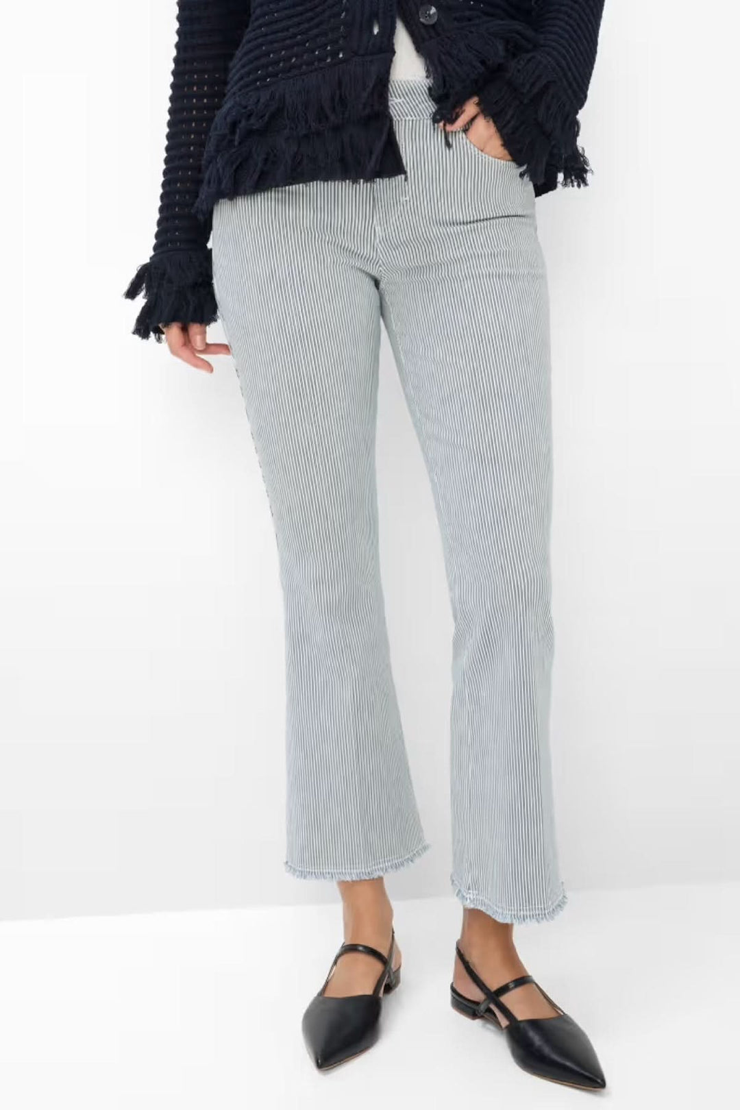 Jeans SHAKIRA, pantalon ajusté à fines rayures, coupe flatteuse légèrement évasée, confortable et extensible pour un style moderne.