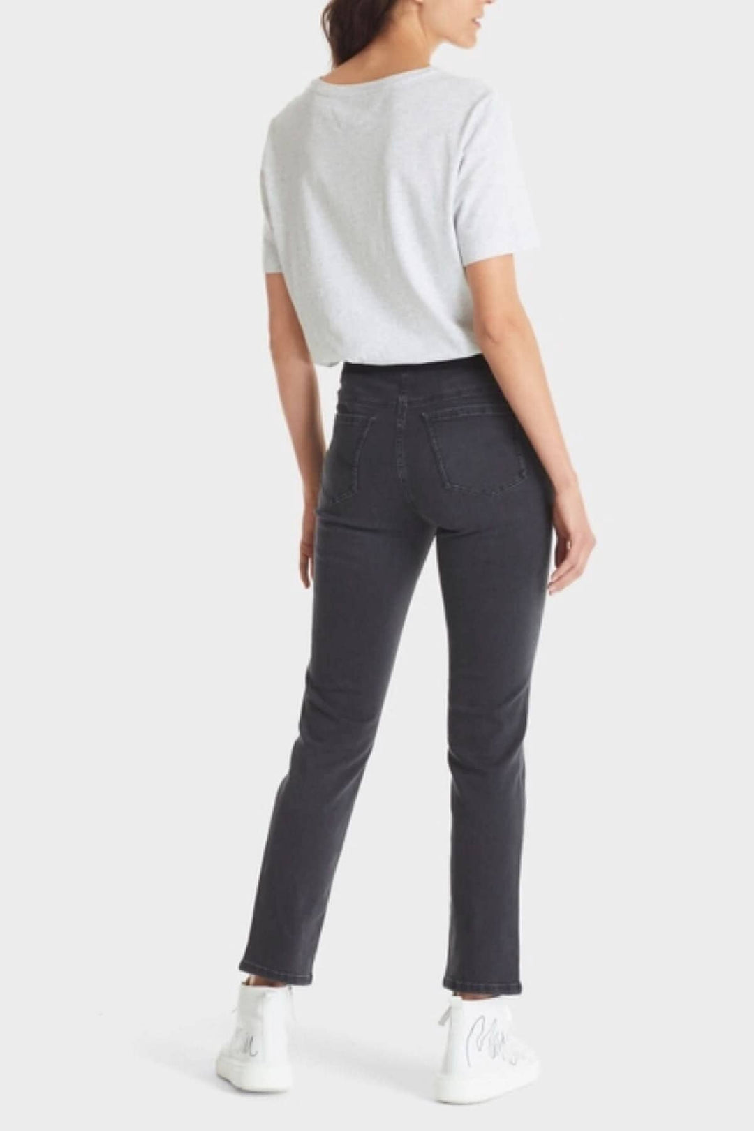 Femme portant des jeans SIENA anthracite en coton bio avec ceinture élastique, vue arrière.