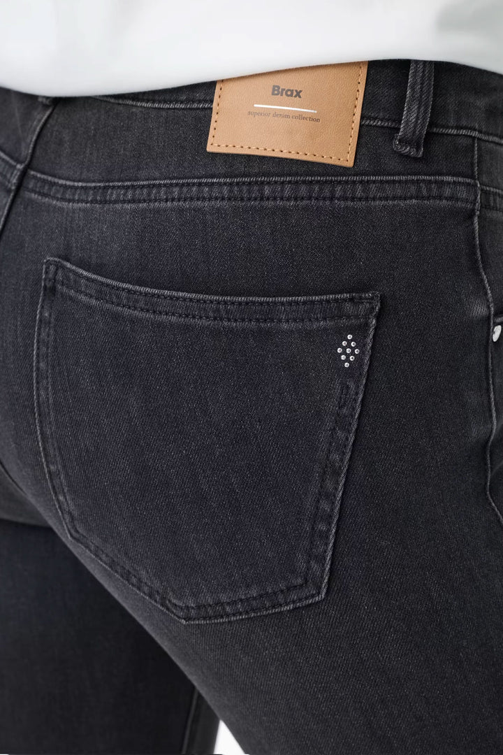 Jeans Shakira coupe ajustée à taille mi-haute en denim extensible pour style et confort, vue arrière avec poche.