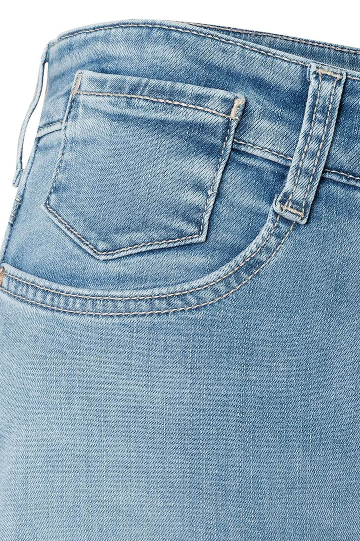 Gros plan sur le Jeans avec ourlet retroussé LAURA, montrant la poche arrière et la finition en denim.