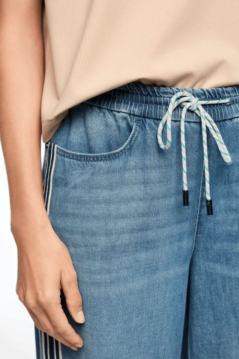 Jeans large à bandes contrastantes avec taille élastique et cordon, jambe ample et bandes latérales, coupe moderne et décontractée.