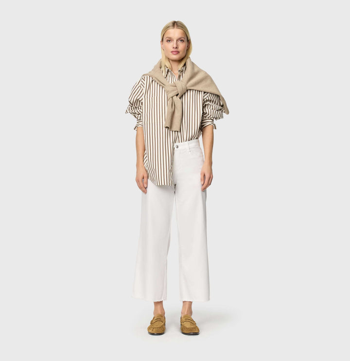 Jeans léger Dream wide cropped porté avec une chemise rayée et une écharpe beige, style polyvalent et élégant.