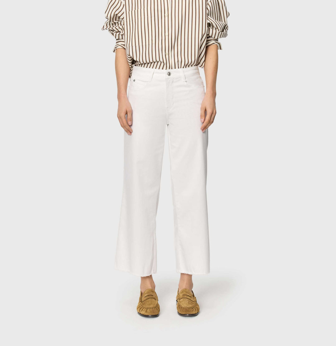 Jeans léger Dream wide cropped, coupe ample, jambes larges, modèle polyvalent pour tenues décontractées et élégantes.