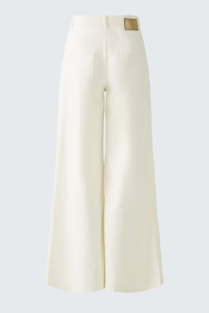 Jean taille haute blanc à coupe large, design moderne et épuré, vue arrière, cinq poches.