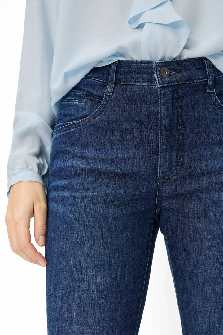 Jeans ultraléger MARY S. coupe évasée en denim bleu avec chemisier, confort et style contemporain pour une silhouette féminine.