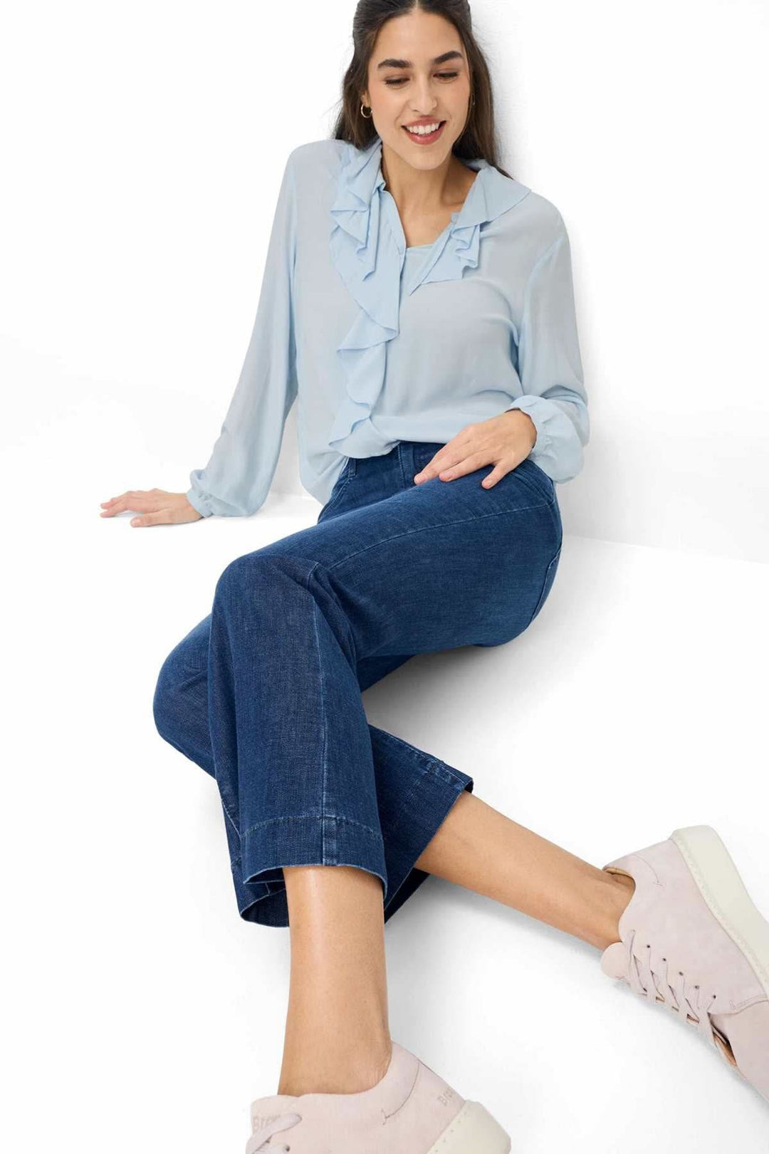 Modèle portant Jeans ultraléger MARY S. coupe évasée, denim bleu confortable, ajusté aux hanches, élancé, style contemporain, féminin.