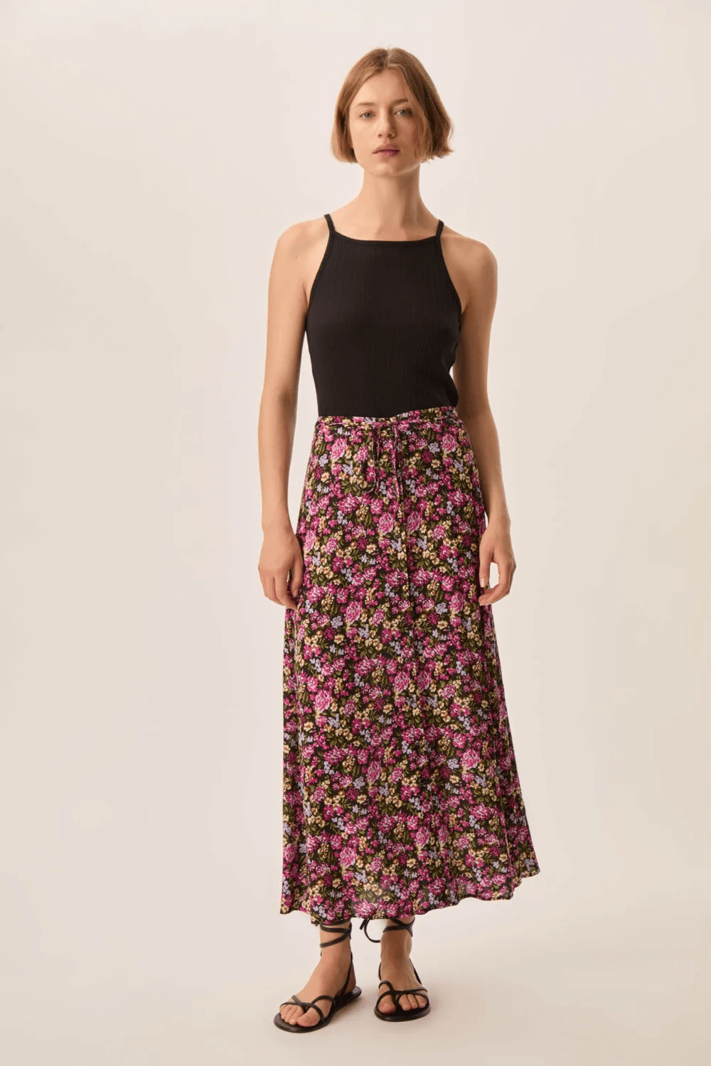 Jupe Elizette longue fluide à taille nouée avec imprimé floral, portée par modèle, idéale pour un style élégant et confortable.