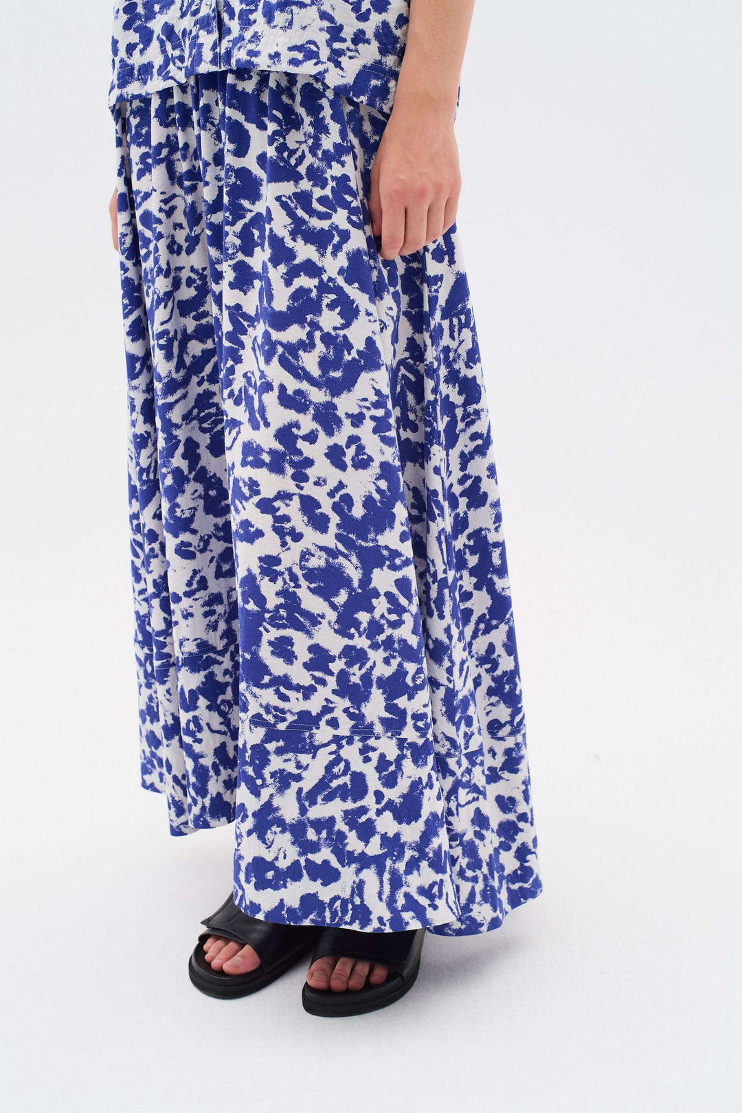 Jupe longue Faye en viscose douce avec imprimé floral bleu. Taille élastique et coupe fluide, idéale pour l&