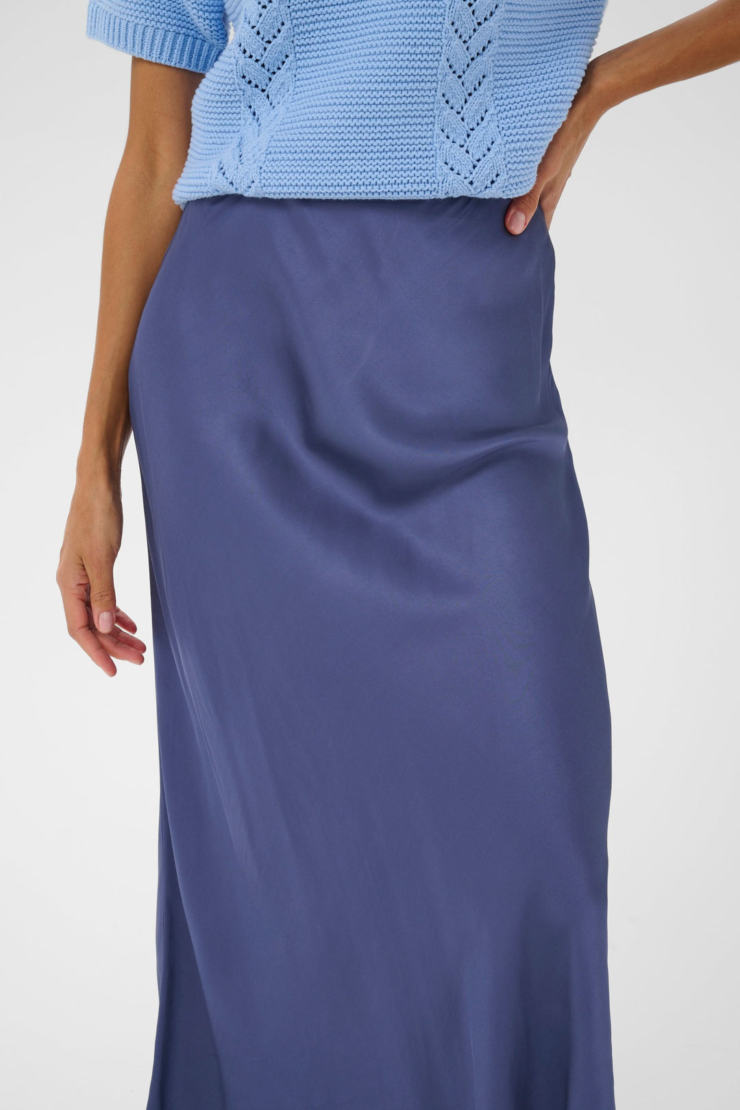 Jupe midi Laurina satinée fluide, coupe mi-longue évasée, élégance féminine, fashion chic, idéal avec pull ou blouse habillée.