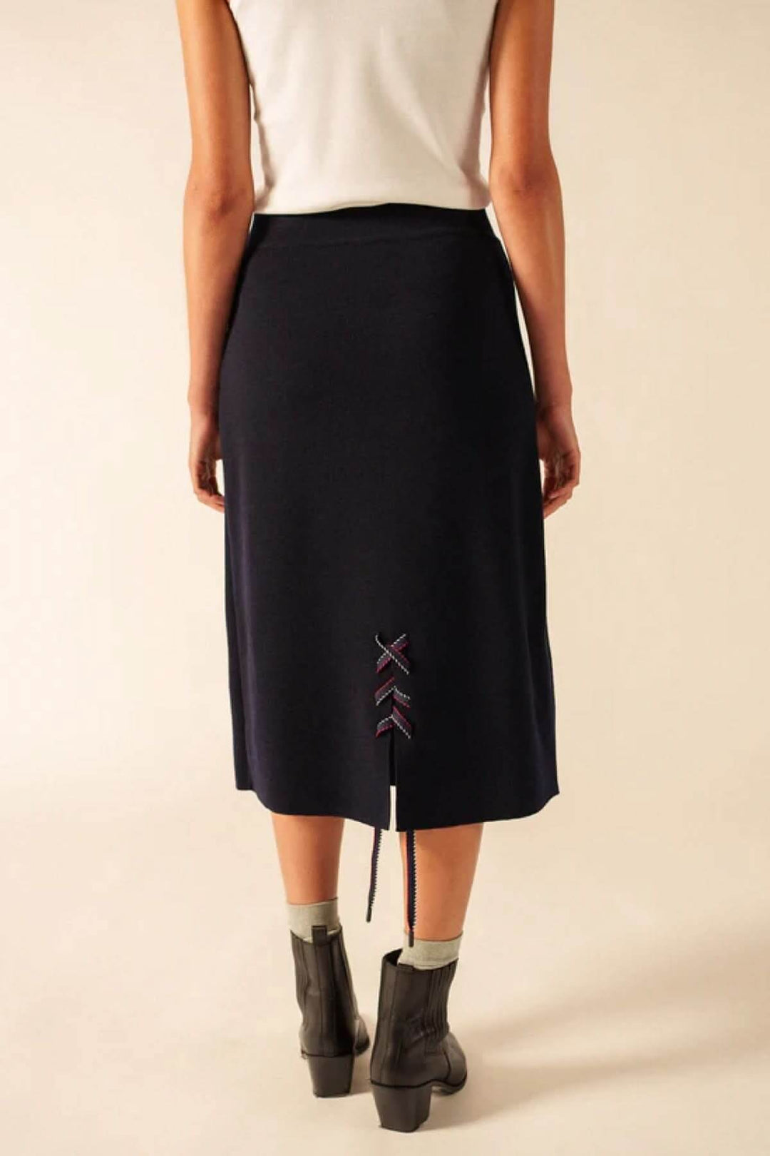 Jupe midi en laine fluide et épurée vue de dos, idéale pour un look féminin et confortable.
