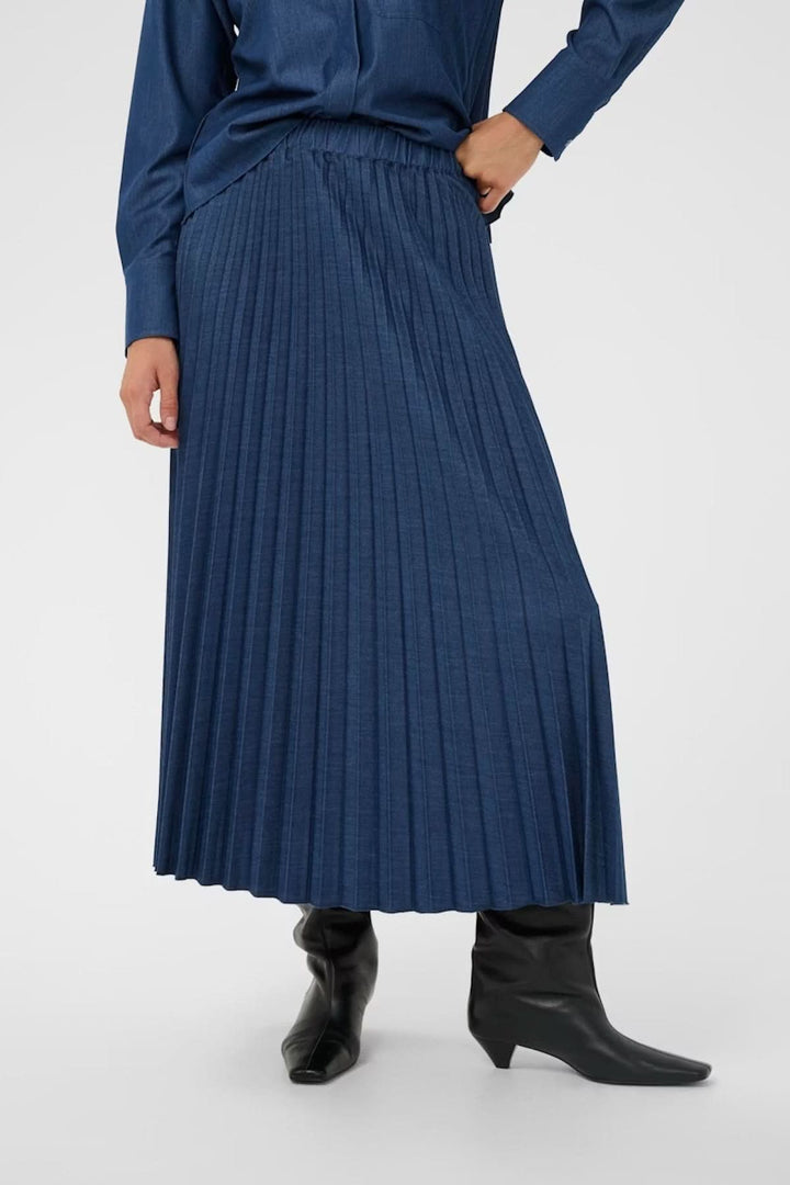 Jupe midi plissée Cherrie en tissu denim, style élégant et féminin avec plis réguliers, parfaite pour tenues quotidiennes et occasions spéciales.