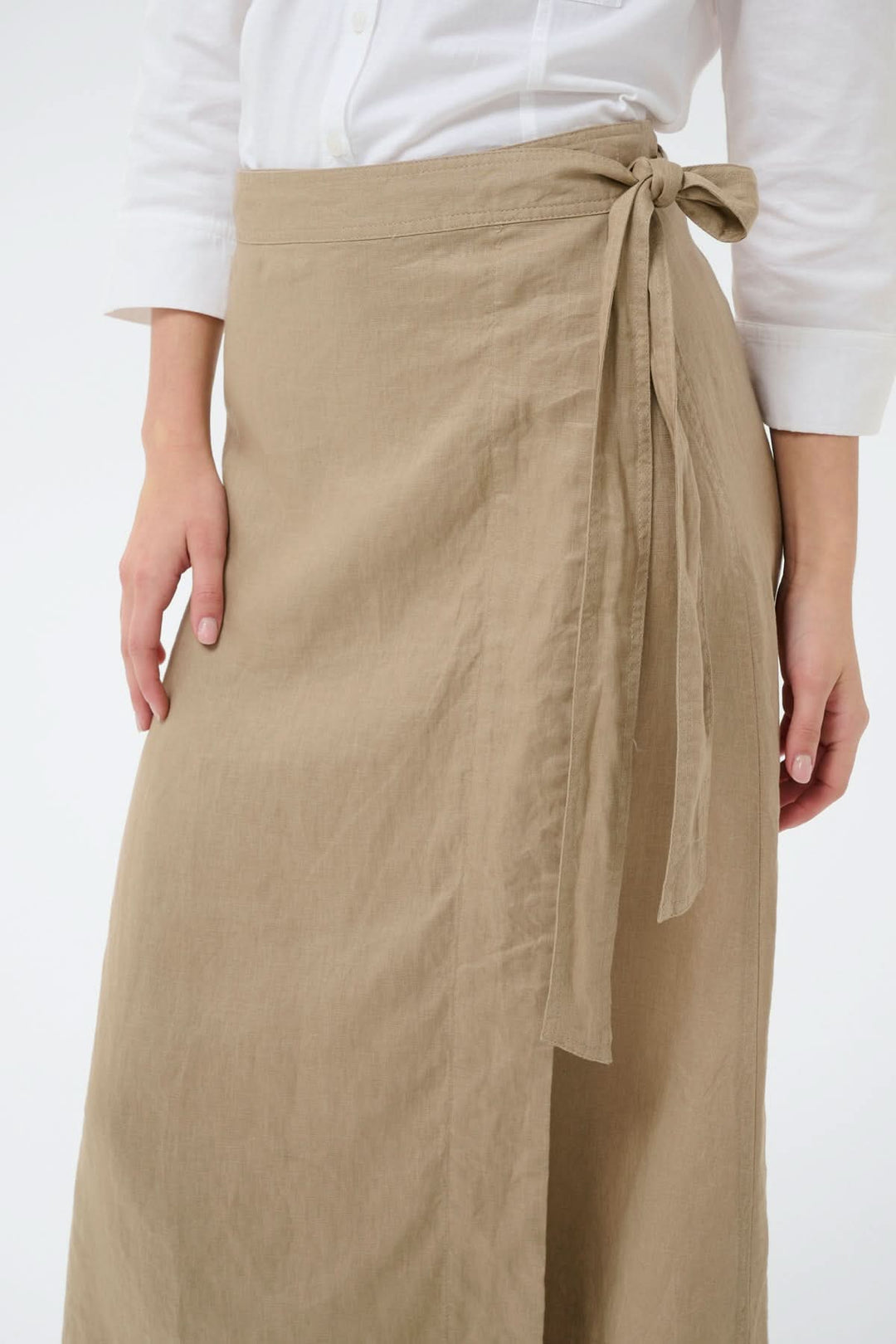 Jupe porte-feuille Arbella beige, design fluide, avec lien à nouer pour un ajustement élégant. Idéale pour un look décontracté et soigné.