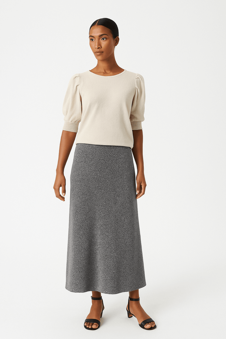 Femme portant la Jupe scintillante Viebe avec effet métallisé midi et coupe évasée, idéale pour une allure chic et féminine.
