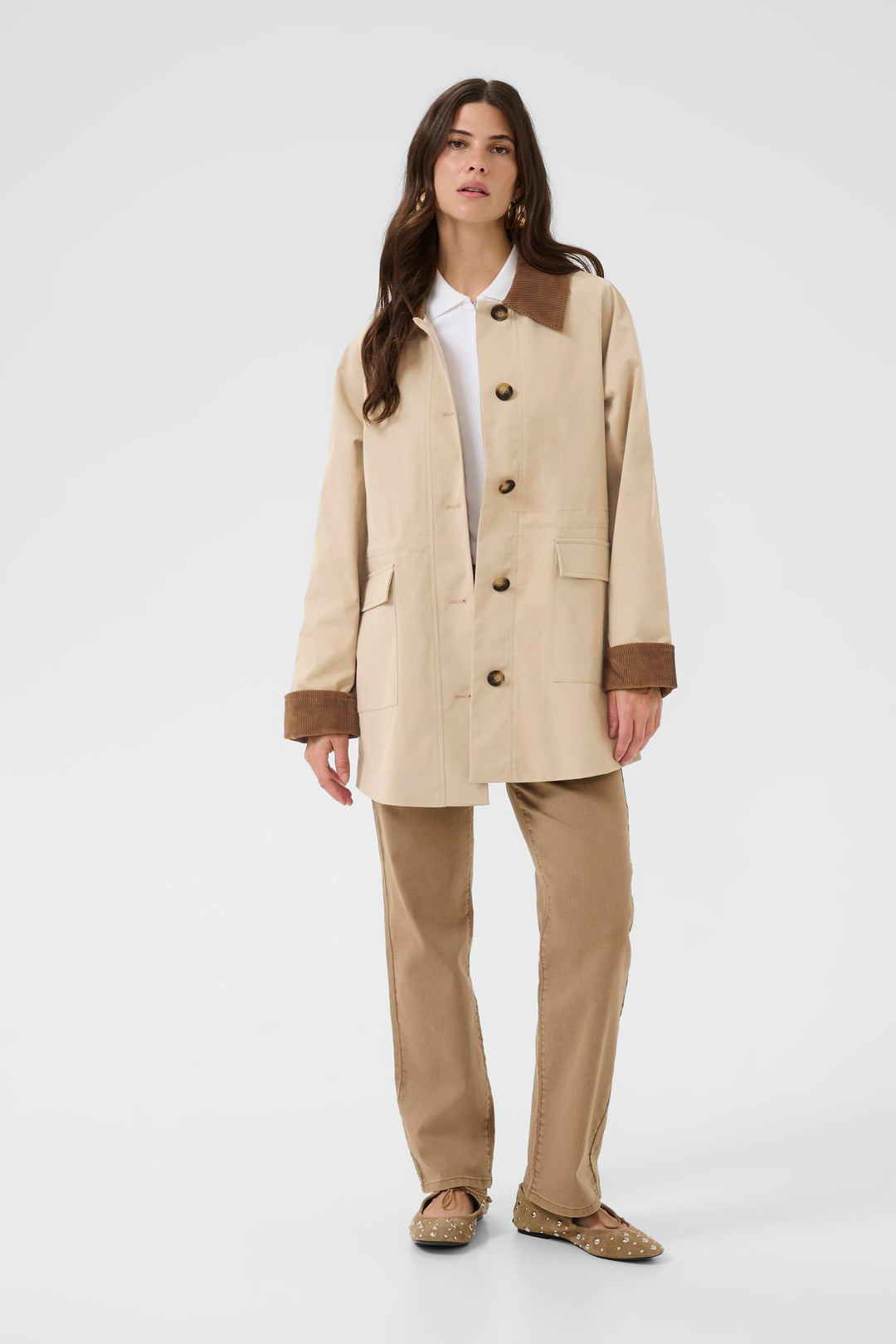 Manteau Jaxy avec col de velours côtelé contrastant, poches appliquées et coupe ample pour un style polyvalent et confortable.