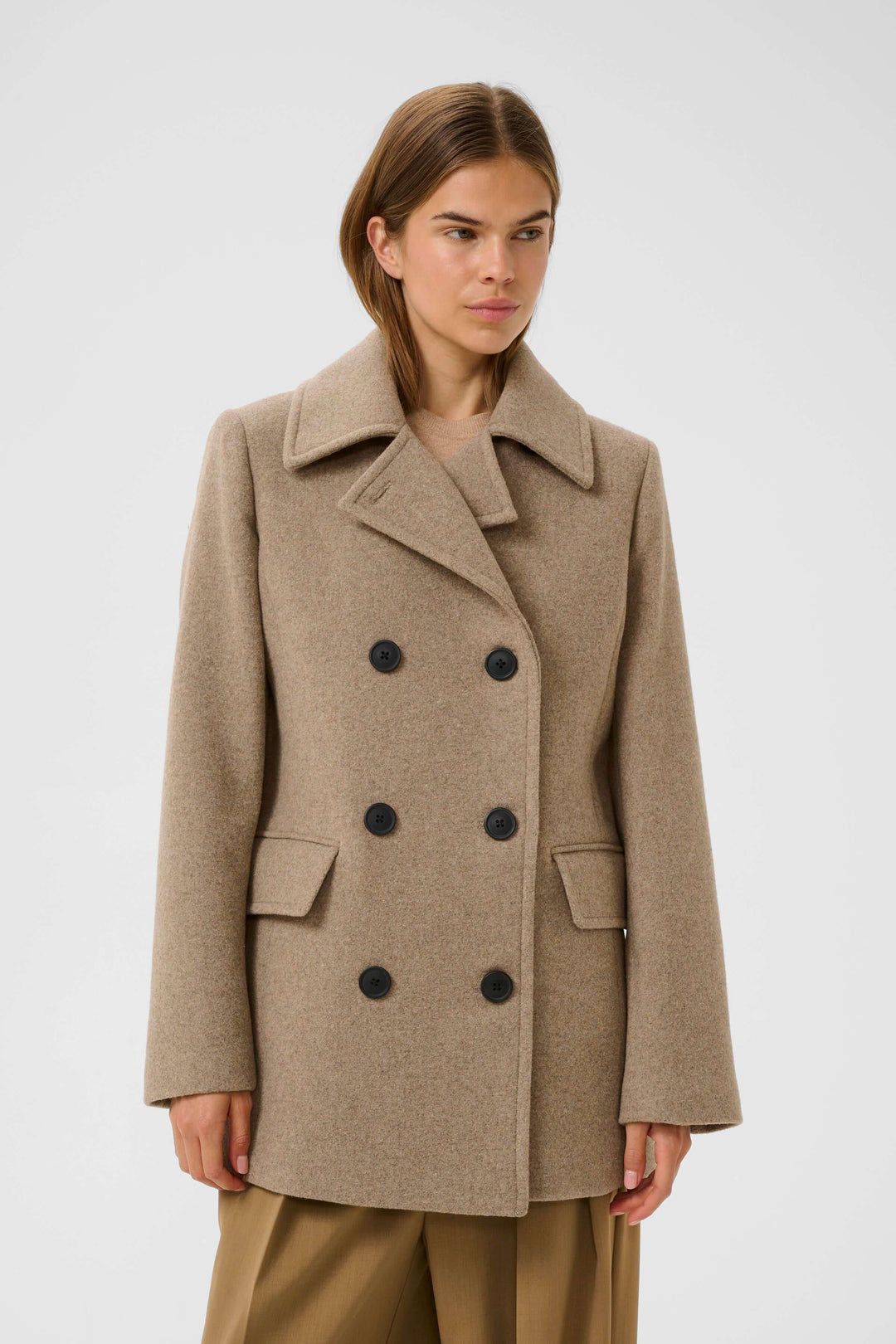 Manteau Perry croisé en laine élégant à double boutonnage sur modèle avec col à larges revers, parfait pour l&