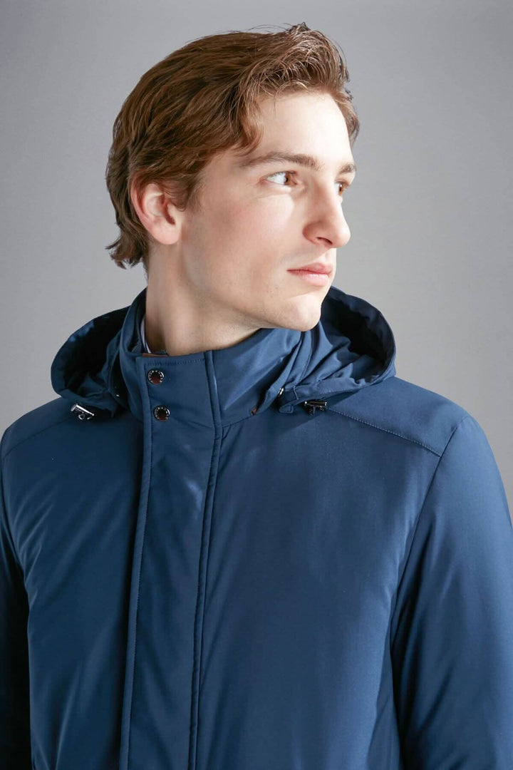 Homme portant un manteau d&