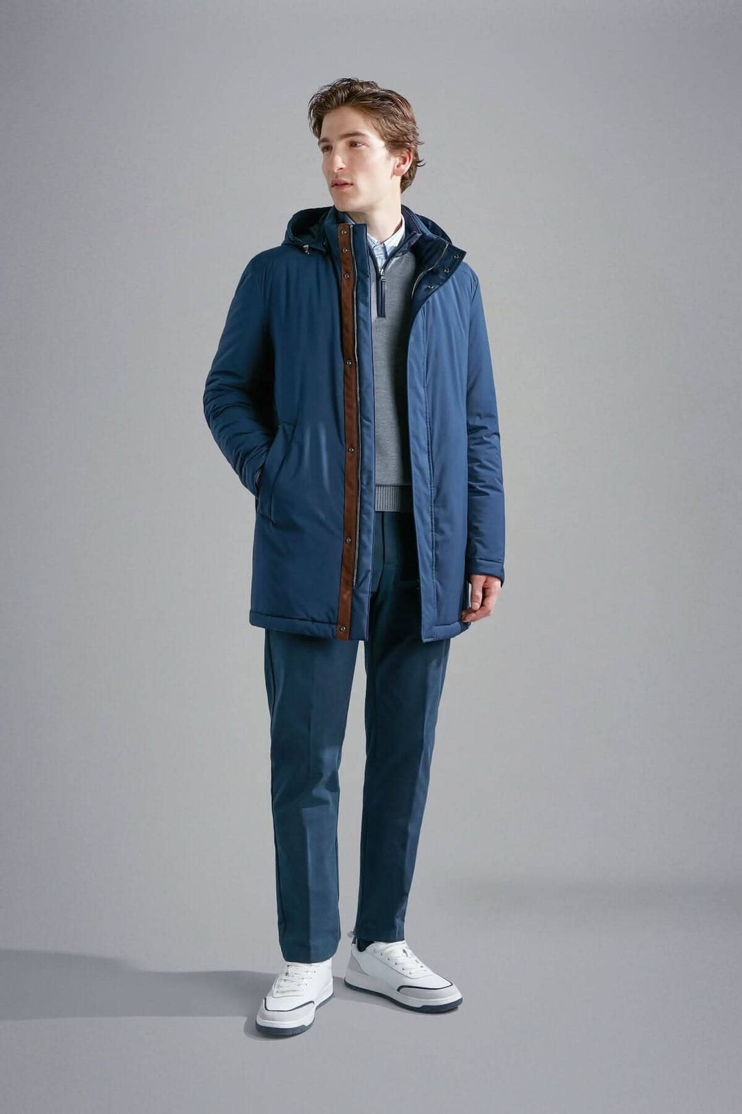 Homme portant un manteau d&