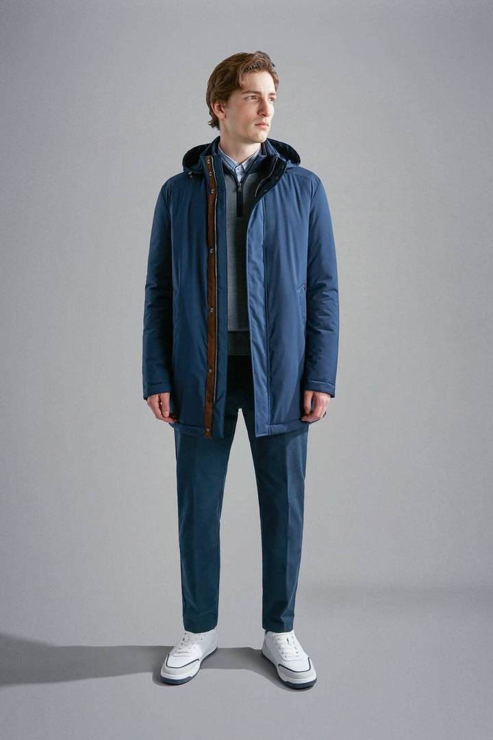 Homme portant un manteau d&