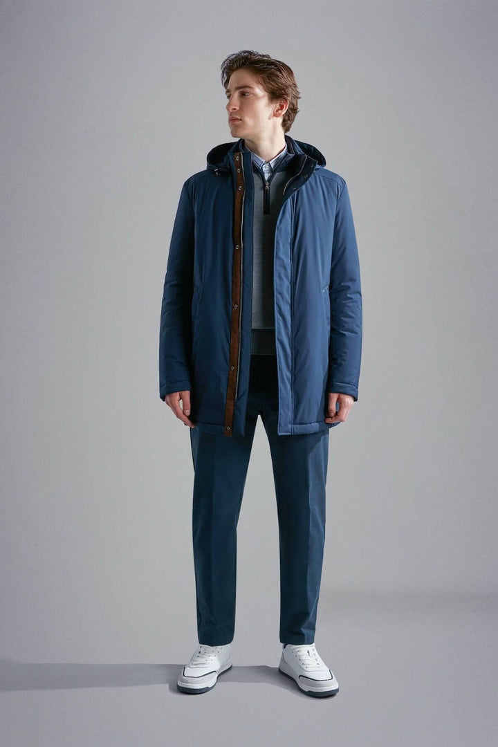 Homme portant un manteau d&