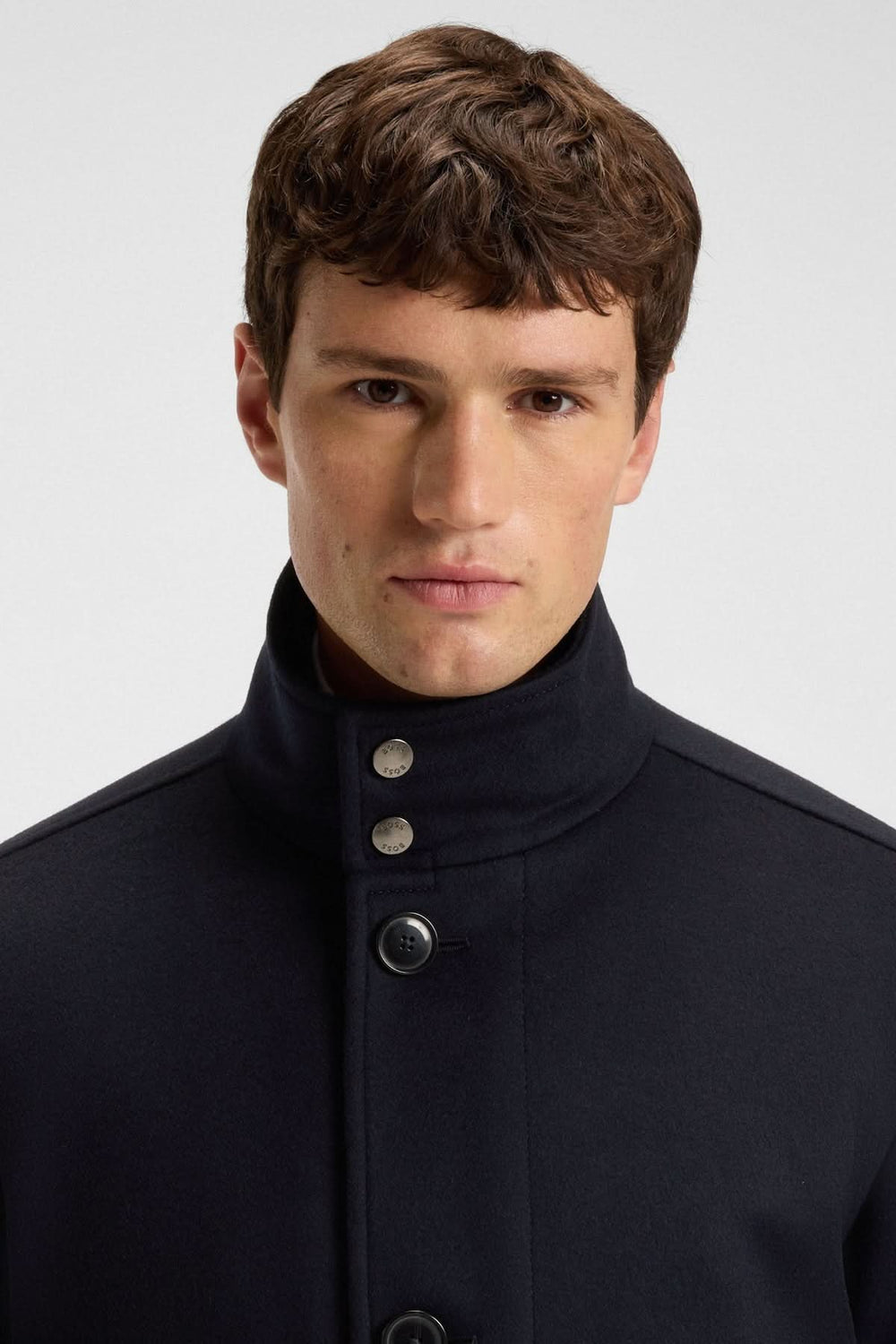 Homme portant le Manteau en laine et cachemire Coxtan avec col montant, style raffiné et décontracté.