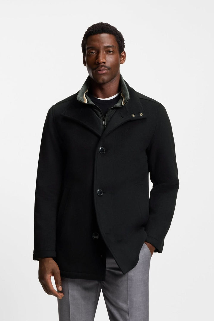 Homme portant Manteau en laine et cachemire Coxtan, coupe ample et élégante, idéal pour un look raffiné et décontracté.