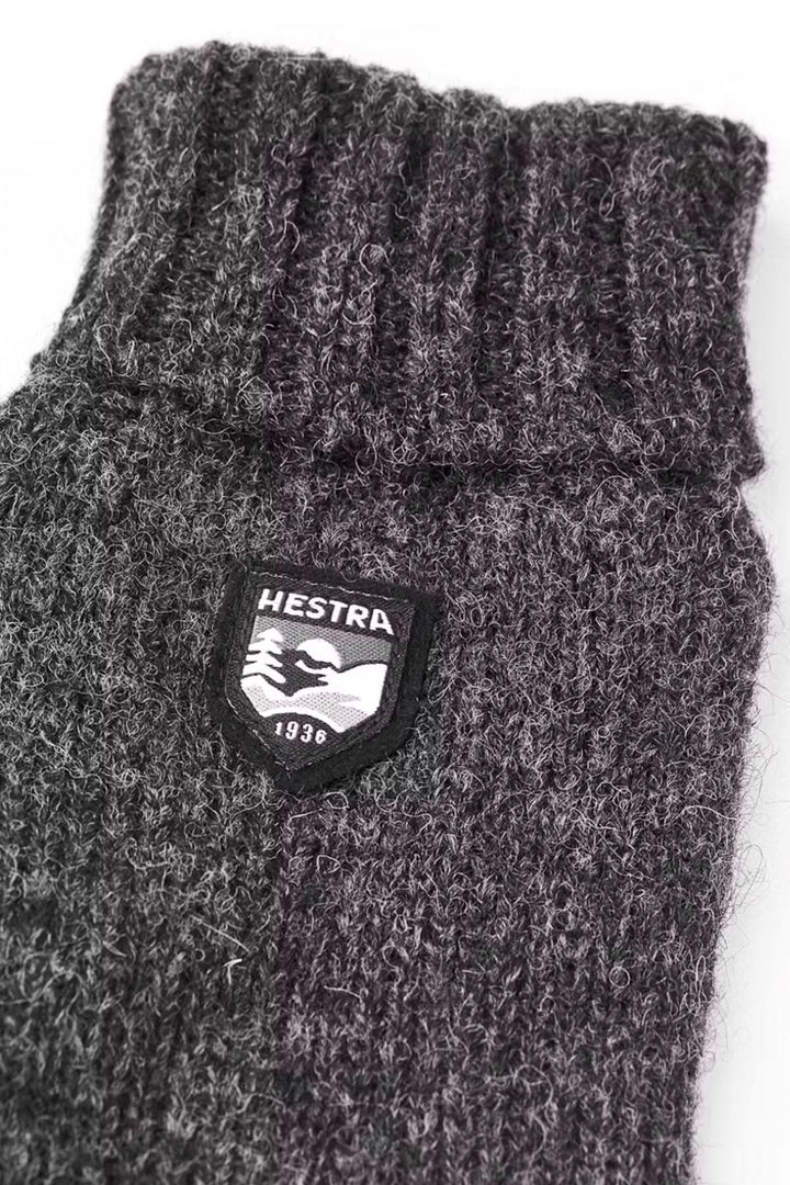 Mitaine en laine Hestra, tricotée gris, avec revers côtelé et logo, idéale pour l&
