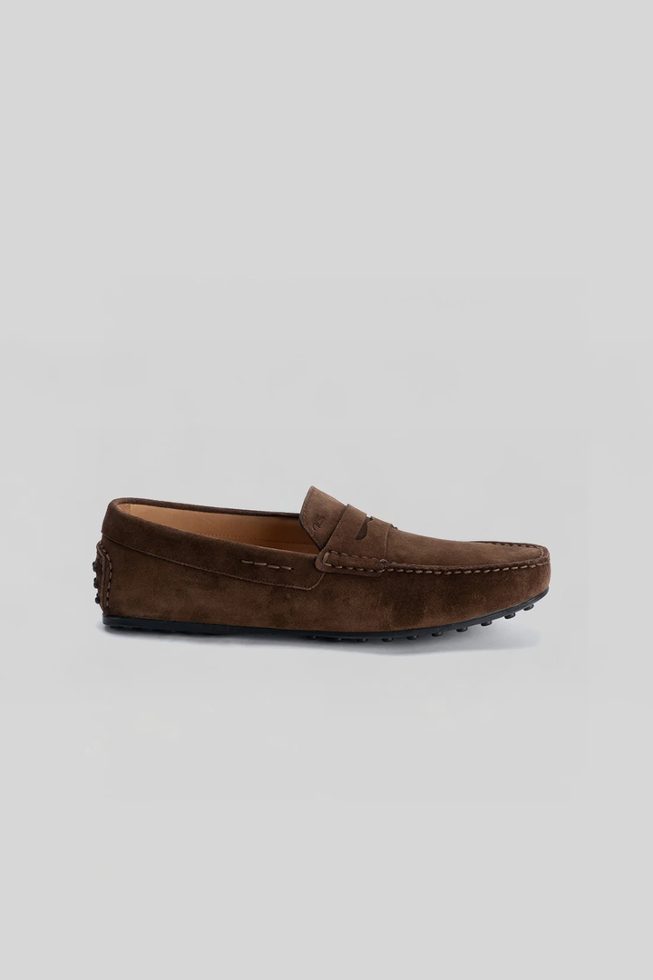 Mocassin Conor en suède marron, élégant et confortable, fabriqué en Italie, idéal pour un style estival raffiné.