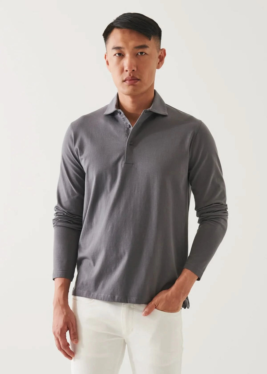 Polo en coton stretch à manches longues, gris, porté par un homme, style décontracté ou élégant.