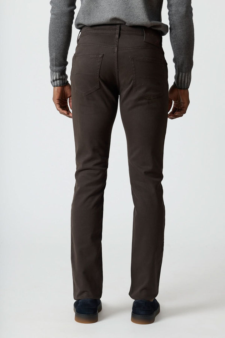 Homme portant un pantalon 5 poches en sergé coton-lyocell noir, vue arrière, style élégant et décontracté.