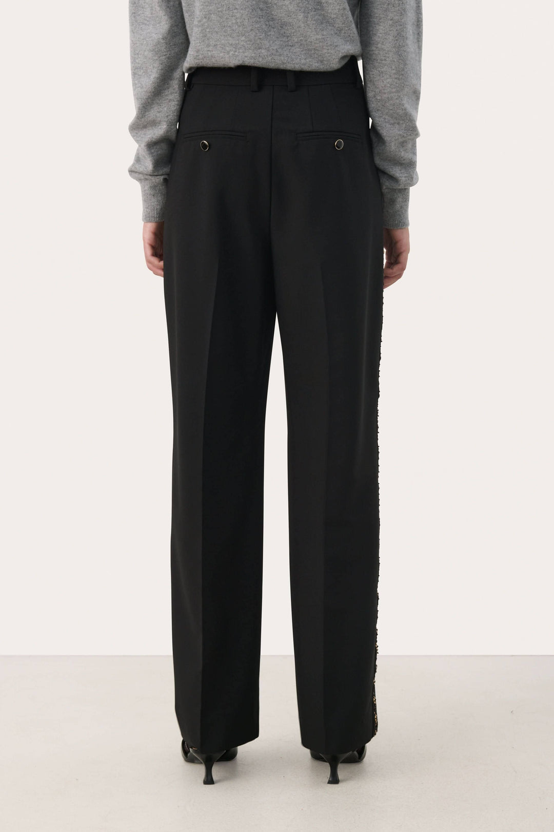 Pantalon CHERRAS noir large avec bande brodée dorée sur les côtés, vue arrière.