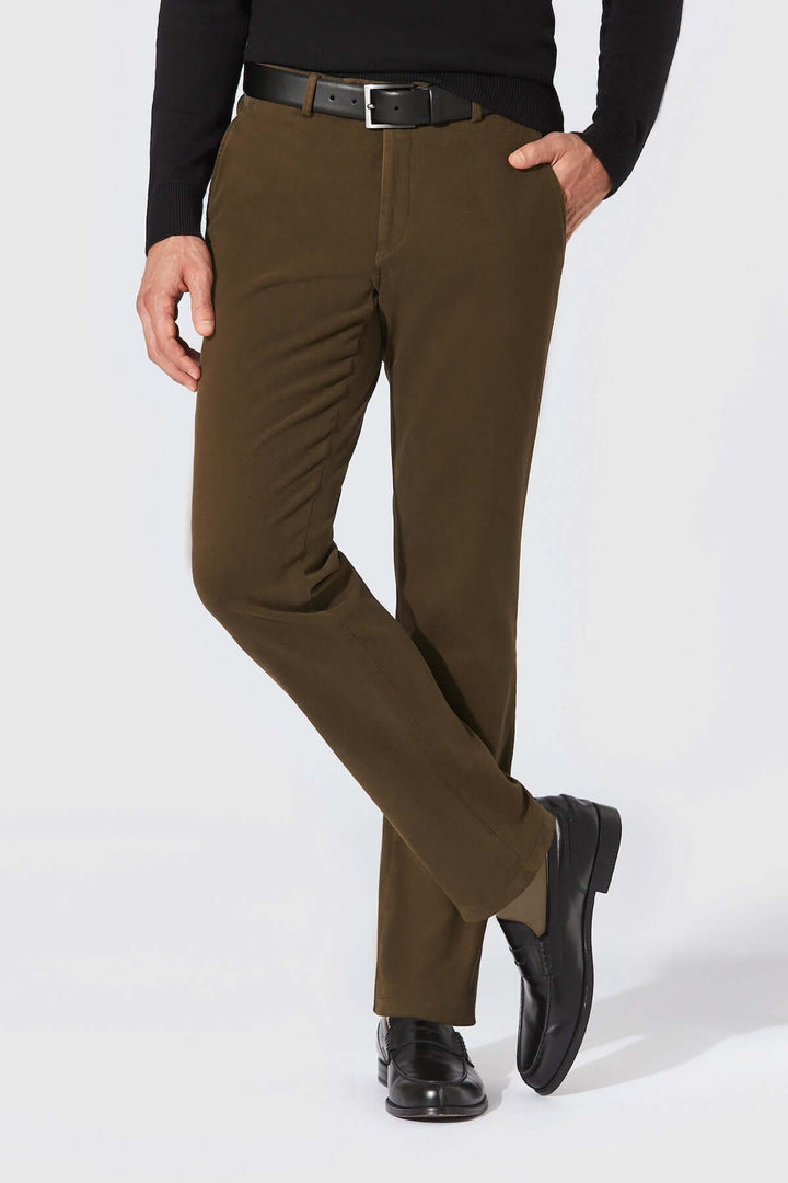 Pantalon Chino Trento HILTL homme couleur marron, coupe ajustée, détail ceinture élastiquée pour élégance et confort quotidien