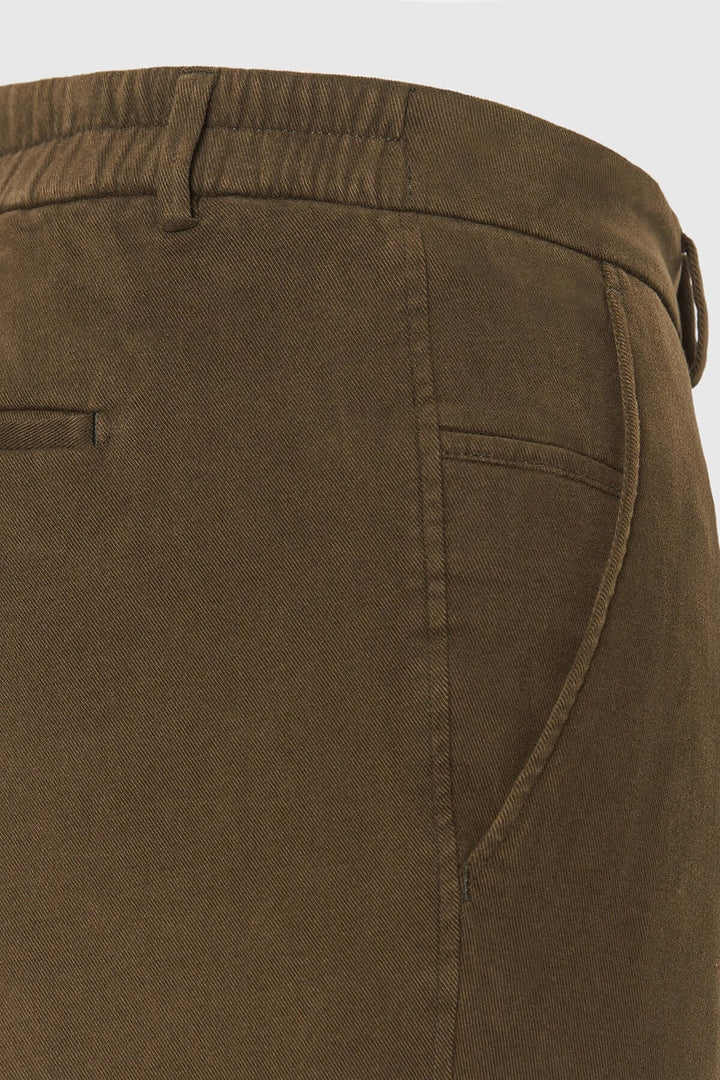 Pantalon Chino Trento en sergé de coton doux avec ceinture élastiquée arrière, idéal pour une élégance décontractée.