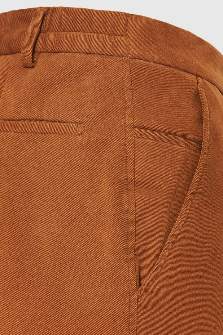 Pantalon Chino Trento en sergé de coton doux avec ceinture ajustée, couleur marron, vue de côté.