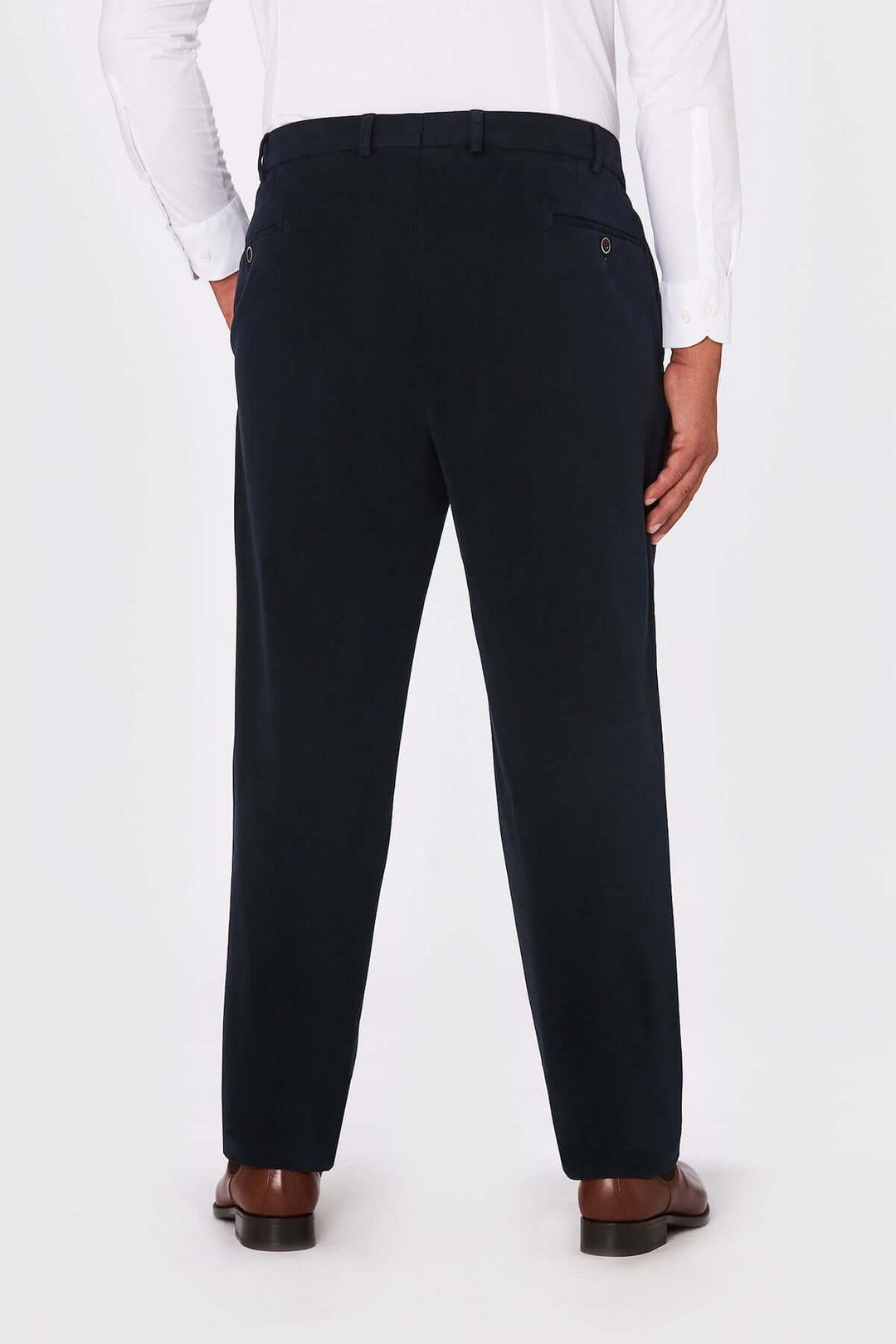 Vue arrière du Pantalon Chino Trento en sergé de coton avec coupe ajustée et ceinture élastiquée. Élégance et confort assurés.
