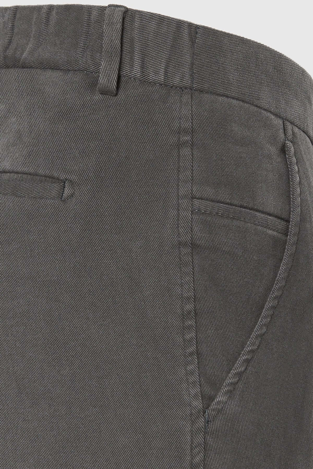 Vue latérale du Pantalon Chino Trento en sergé de coton gris avec coupe ajustée et ceinture élastiquée.