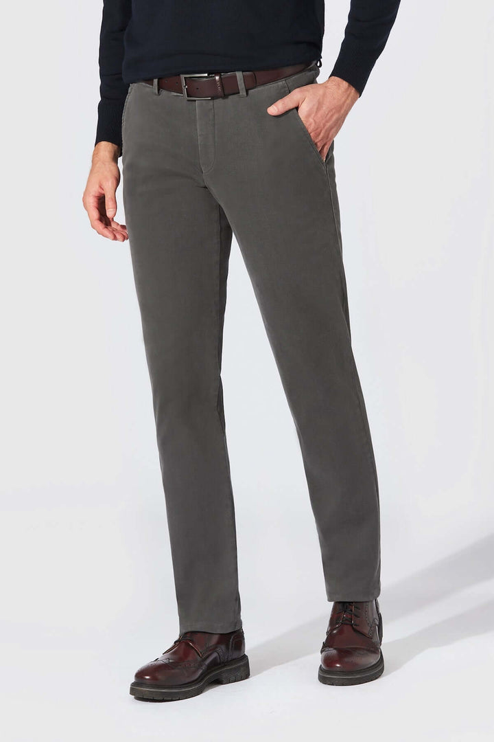 Pantalon Chino Trento élégant en sergé de coton gris ajusté avec ceinture élastiquée, parfait pour un confort décontracté.