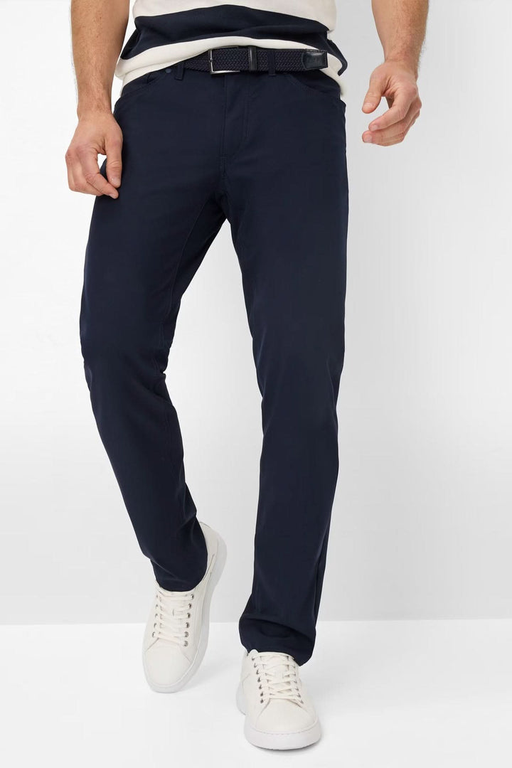 Pantalon Chuck moderne, silhouette droite, coupe nette. Style soigné, polyvalent pour tenues décontractées ou habillées.
